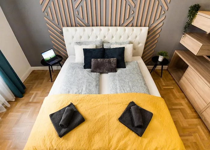 Deluxe Quentin Home Next To The Fashion Street